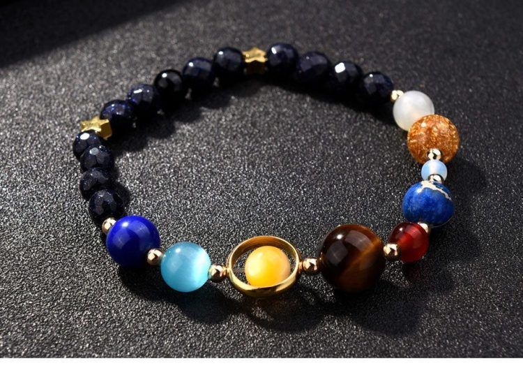 un bracelet systeme solaire