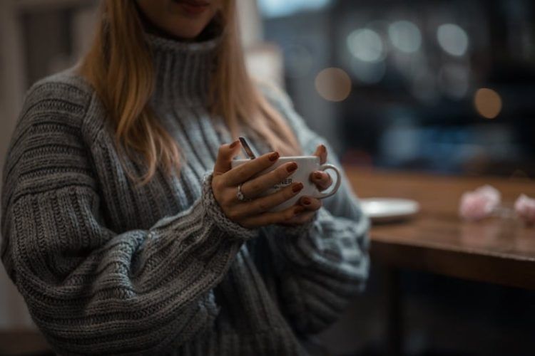 femme avec pull chauffant