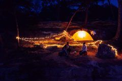 Campement de nuit éclairé grâce à une centrale électrique portable