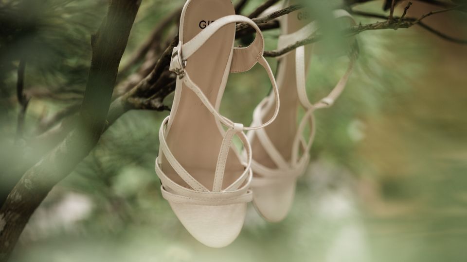 choisir des sandales sans sacrifier le confort 1 Sandales beiges à brides suspendues à une branche