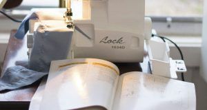 Surjeteuse Brother Lock 1034D posée sur une table avec son manuel ouvert